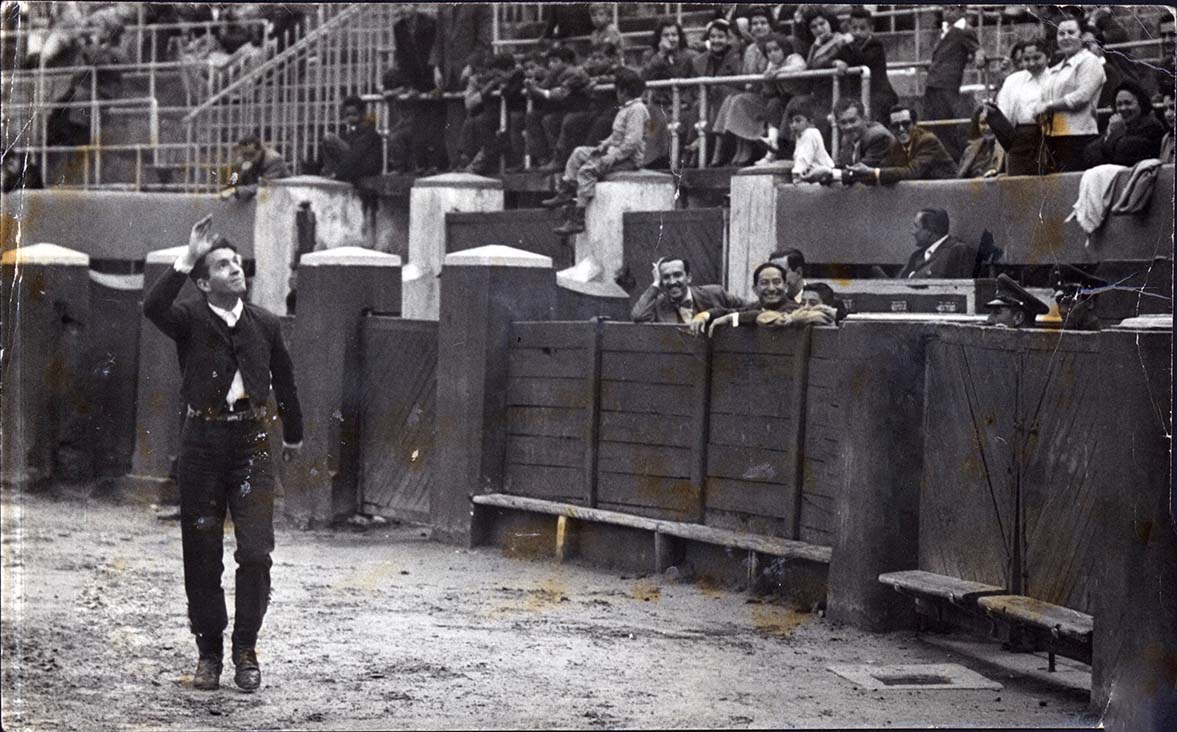 Mario Laserna saludo al público en la plaza de toros de La Santamaría en Bogotá durante una corrida de aficionados con fines benéficos, ca. 1955 (Foto: Colección Universidad de los Andes).